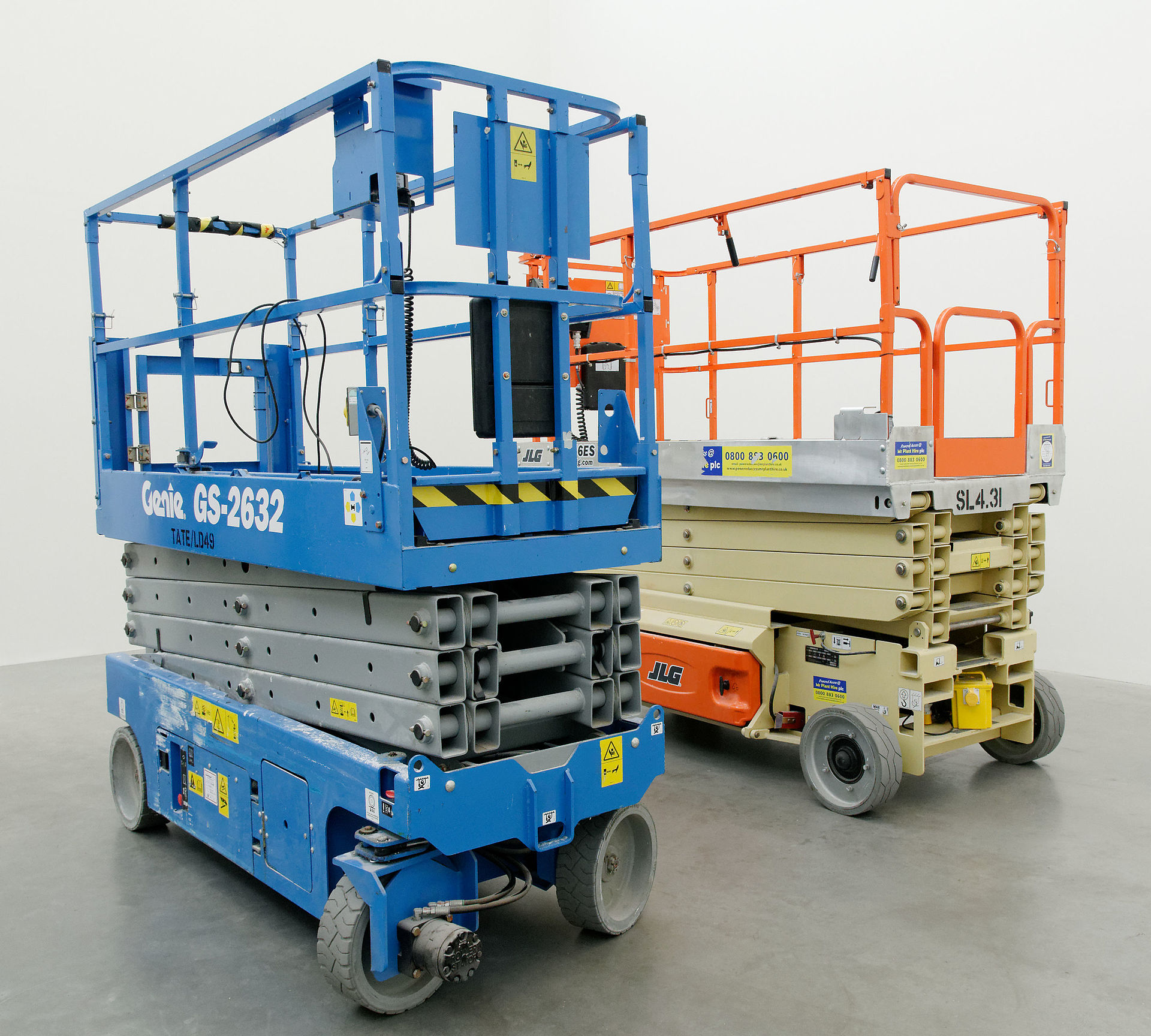 Slab_scissor_lifts_Tate_Modern orange and blue lifts